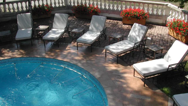 Massage & détente - Uriage Activités Spa transats - Extérieur du spa