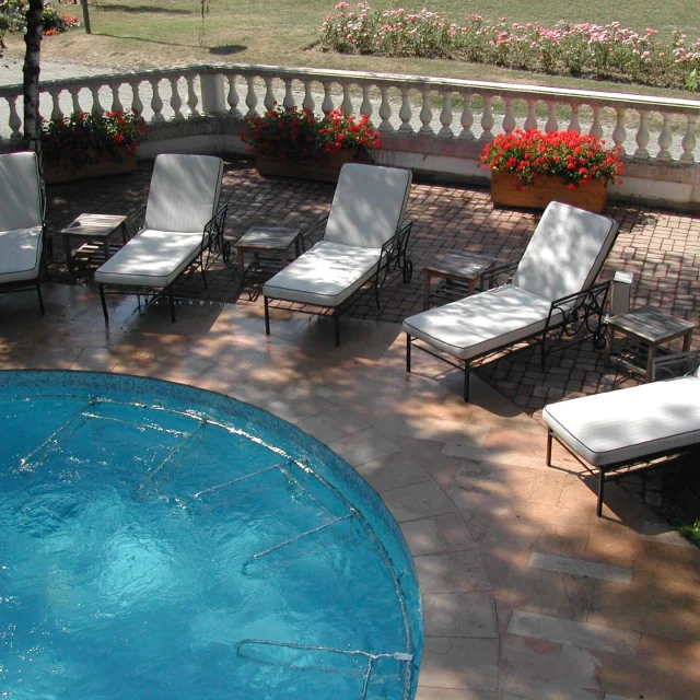 Massage & ontspanning - Uriage Activiteiten Spa ligstoelen - Buiten de spa