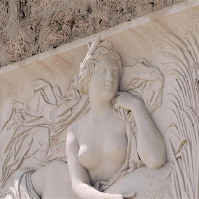 Uriage Statut Fontaine - Marie El Hajal