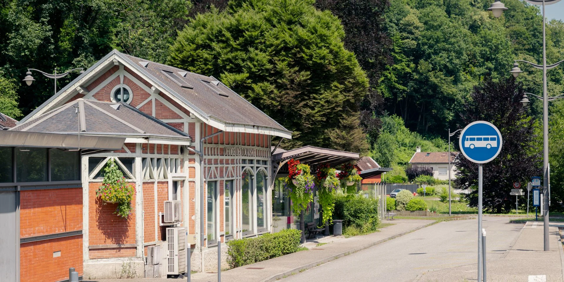 Uriage bâtiment Office de Tourisme Marie El Hajal